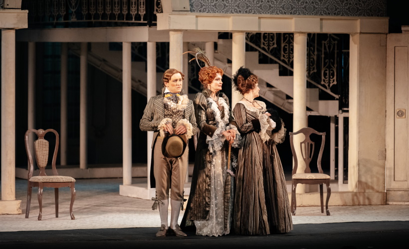 на фото: сцена из спектакля "Школа злословия"-9